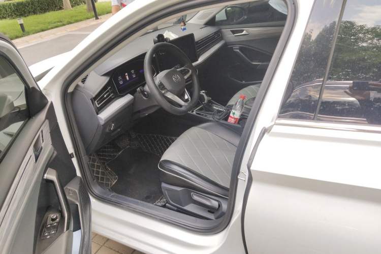 Used Volkswagen Sagitar 2023 300TSI DSG Excellence Edition Left Front Seat