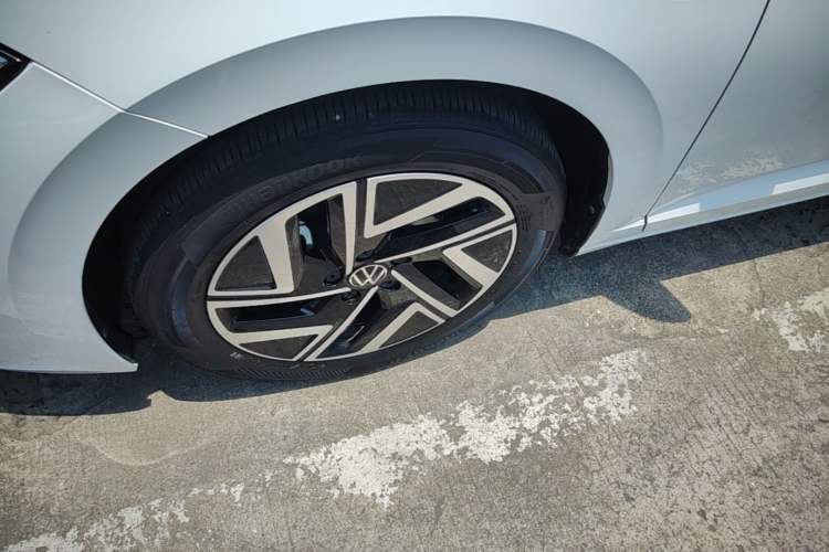 Used Volkswagen Sagitar 2023 300TSI DSG Excellence Edition Left Front Wheel Hub