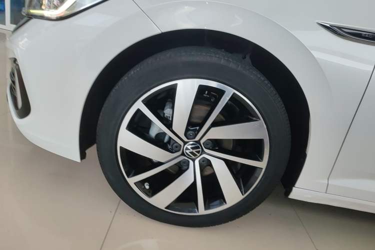 Used Volkswagen Sagitar 2023 300TSI DSG Excellence Edition Left Front Wheel Hub