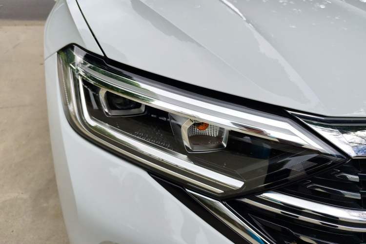 Used Volkswagen Sagitar 2023 300TSI DSG Excellence Edition Right Front Headlight