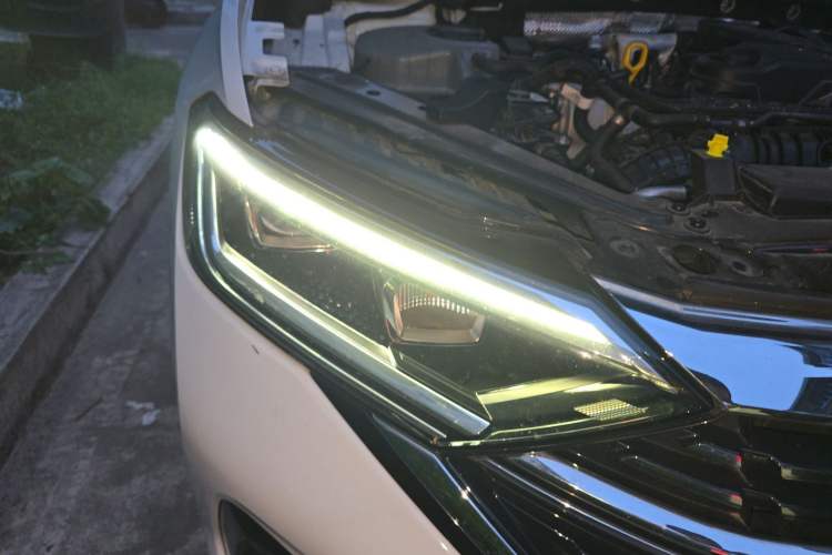 Used Volkswagen Sagitar 2023 300TSI DSG Excellence Edition Right Front Headlight