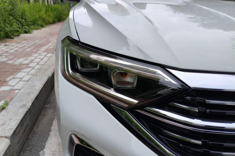 Used Volkswagen Sagitar 2023 300TSI DSG Excellence Edition Right Front Headlight