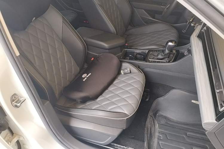 Used Volkswagen Sagitar 2023 300TSI DSG Excellence Edition Right Front Seat