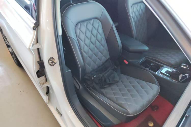 Used Volkswagen Sagitar 2023 300TSI DSG Excellence Edition Right Front Seat