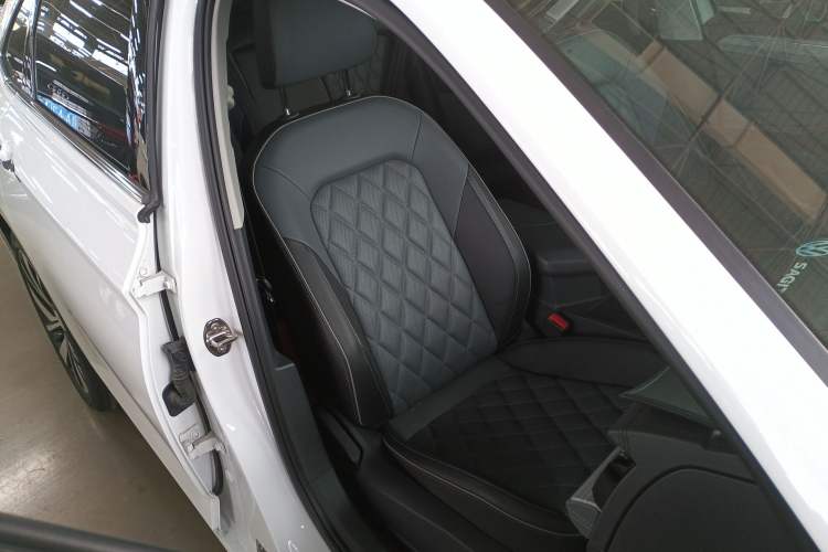 Used Volkswagen Sagitar 2023 300TSI DSG Excellence Edition Right Front Seat
