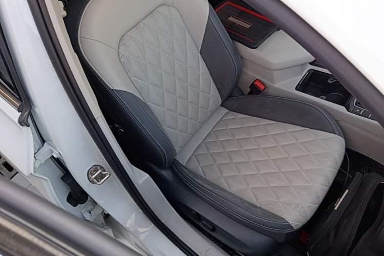 Used Volkswagen Sagitar 2023 300TSI DSG Excellence Edition Right Front Seat