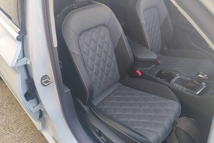 Used Volkswagen Sagitar 2023 300TSI DSG Excellence Edition Right Front Seat