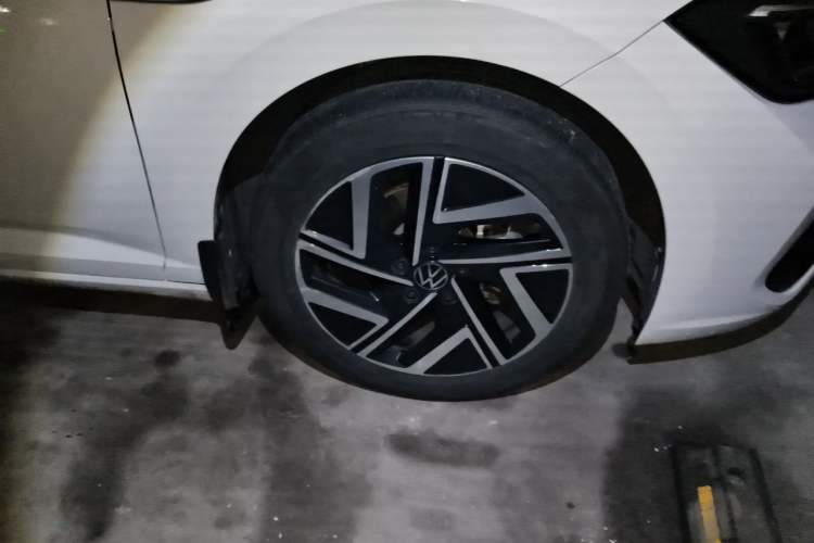 Used Volkswagen Sagitar 2023 300TSI DSG Excellence Edition Right Front Wheel Hub