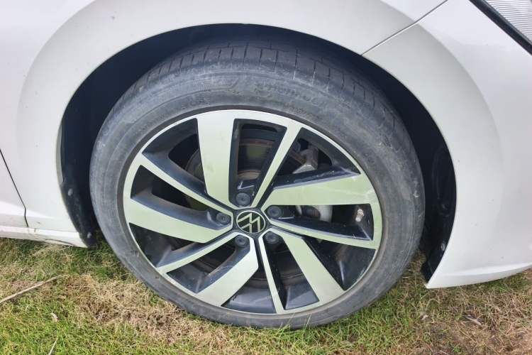 Used Volkswagen Sagitar 2023 300TSI DSG Excellence Edition Right Front Wheel Hub