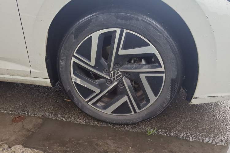 Used Volkswagen Sagitar 2023 300TSI DSG Excellence Edition Right Front Wheel Hub