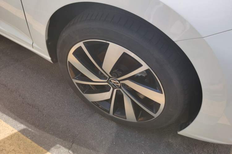 Used Volkswagen Sagitar 2023 300TSI DSG Excellence Edition Right Front Wheel Hub