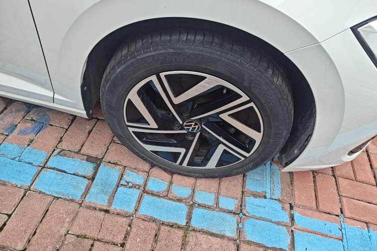Used Volkswagen Sagitar 2023 300TSI DSG Excellence Edition Right Front Wheel Hub