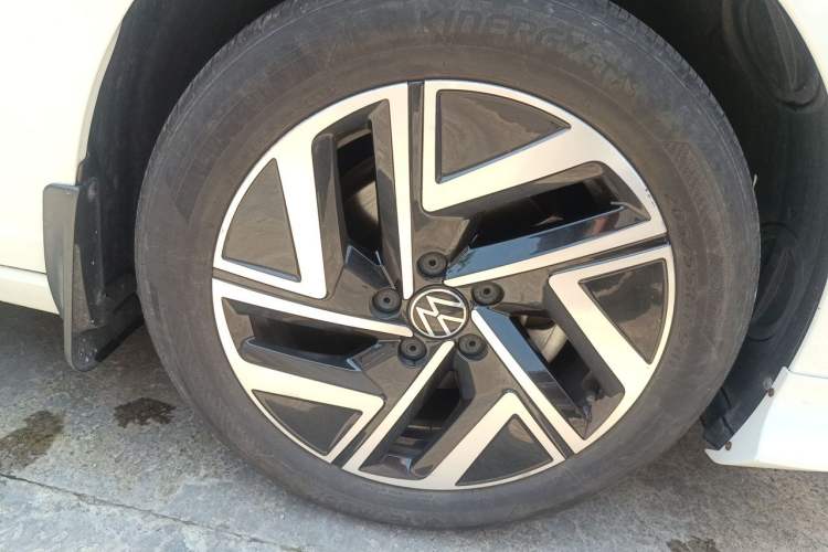Used Volkswagen Sagitar 2023 300TSI DSG Excellence Edition Right Front Wheel Hub