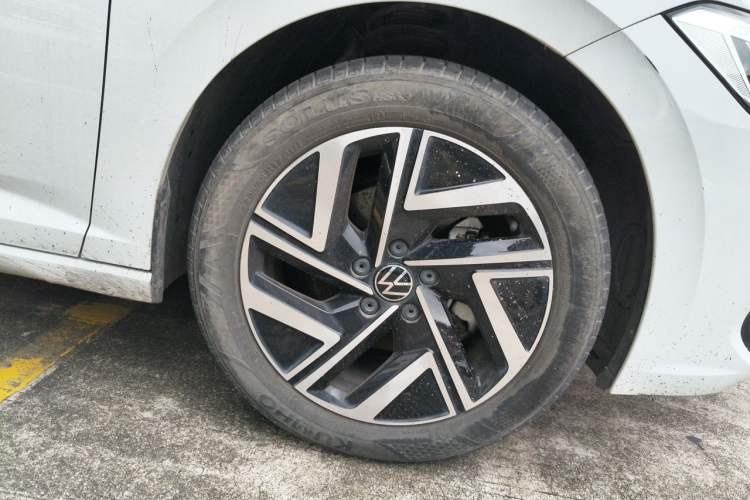 Used Volkswagen Sagitar 2023 300TSI DSG Excellence Edition Right Front Wheel Hub