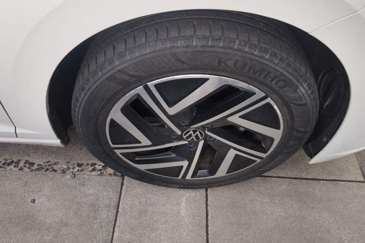Used Volkswagen Sagitar 2023 280TSI DSG Excellence Plus Edition Right Front Wheel Hub