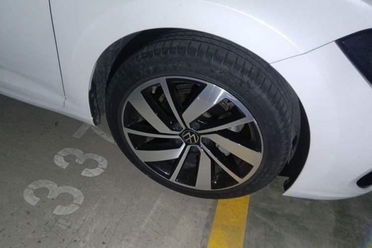 Used Volkswagen Sagitar 2023 300TSI DSG Excellence Edition Right Front Wheel Hub