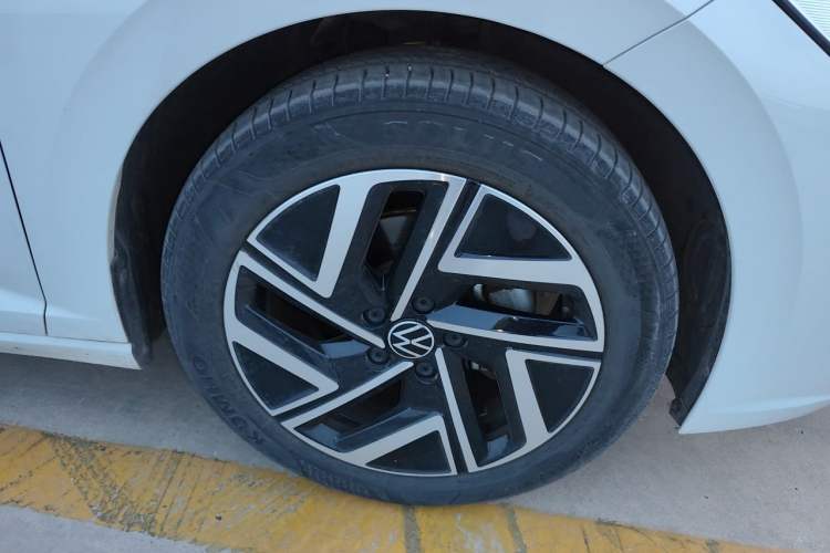 Used Volkswagen Sagitar 2023 300TSI DSG Excellence Edition Right Front Wheel Hub