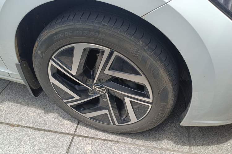Used Volkswagen Sagitar 2023 300TSI DSG Excellence Edition Right Front Wheel Hub