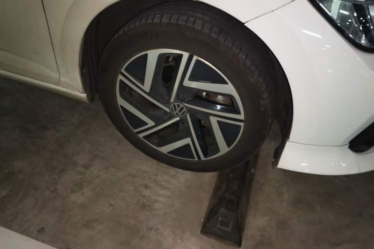 Used Volkswagen Sagitar 2023 300TSI DSG Excellence Edition Right Front Wheel Hub