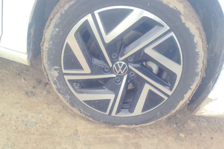 Used Volkswagen Sagitar 2023 300TSI DSG Excellence Edition Right Front Wheel Hub