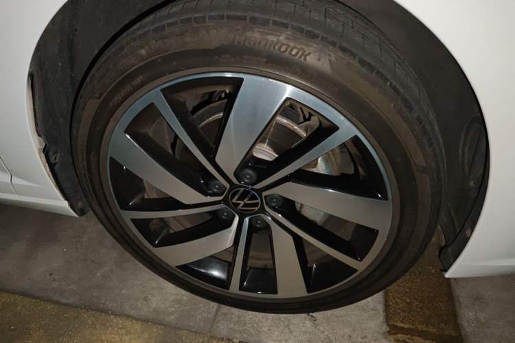 Used Volkswagen Sagitar 2023 300TSI DSG Excellence Edition Right Front Wheel Hub