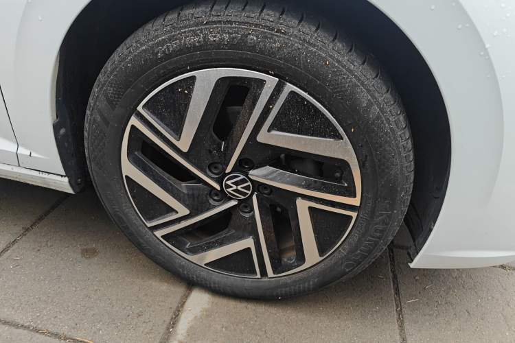 Used Volkswagen Sagitar 2023 280TSI DSG Excellence Plus Edition Right Front Wheel Hub