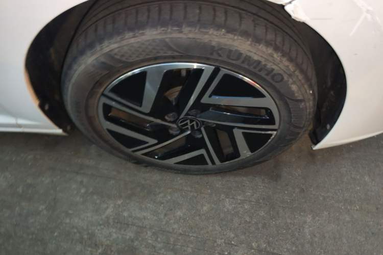 Used Volkswagen Sagitar 2023 300TSI DSG Excellence Edition Right Front Wheel Hub