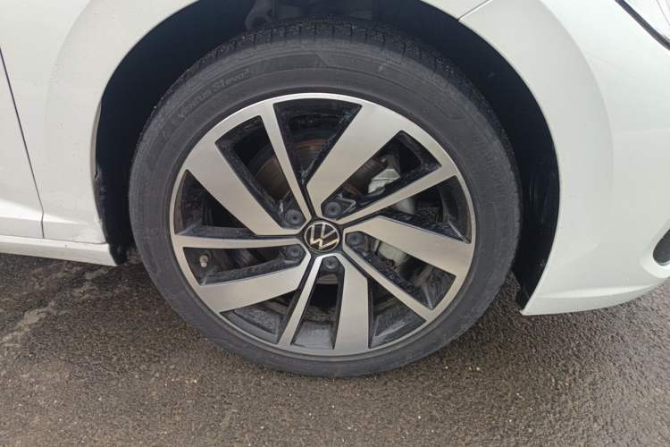 Used Volkswagen Sagitar 2023 300TSI DSG Excellence Edition Right Front Wheel Hub