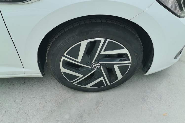 Used Volkswagen Sagitar 2023 300TSI DSG Excellence Edition Right Front Wheel Hub
