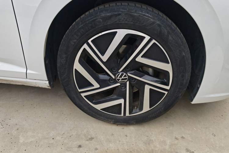 Used Volkswagen Sagitar 2023 300TSI DSG Excellence Edition Right Front Wheel Hub