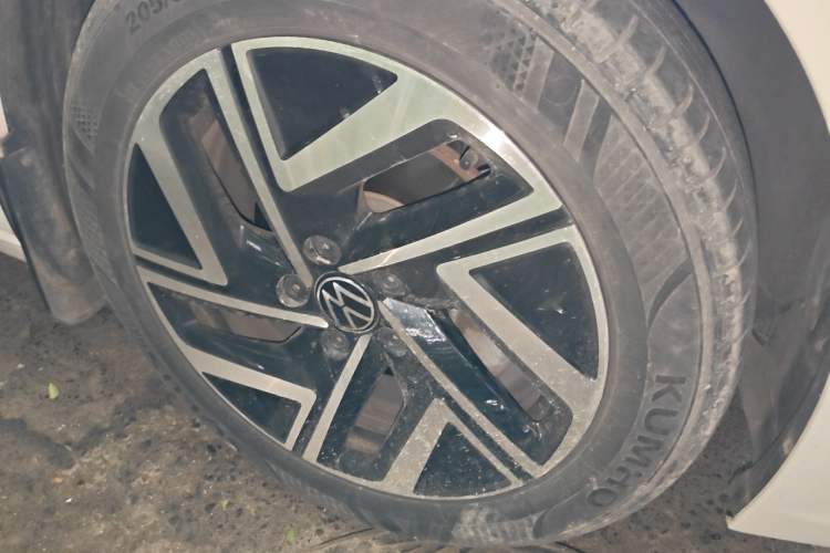 Used Volkswagen Sagitar 2023 280TSI DSG Excellence Plus Edition Right Front Wheel Hub