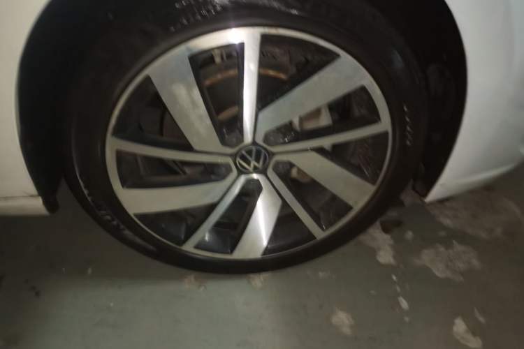 Used Volkswagen Sagitar 2023 300TSI DSG Excellence Edition Right Front Wheel Hub