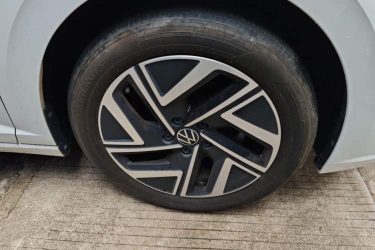 Used Volkswagen Sagitar 2023 300TSI DSG Excellence Edition Right Front Wheel Hub