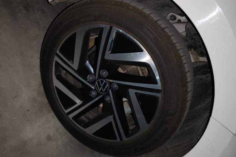 Used Volkswagen Sagitar 2023 300TSI DSG Excellence Edition Right Front Wheel Hub