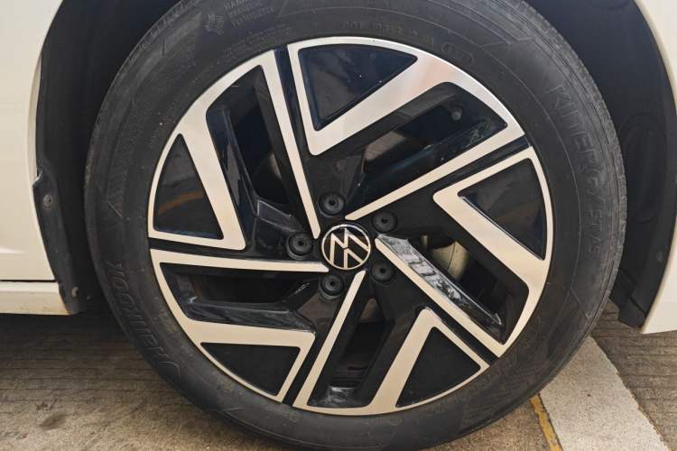 Used Volkswagen Sagitar 2023 280TSI DSG Beyond Lite Edition Right Front Wheel Hub