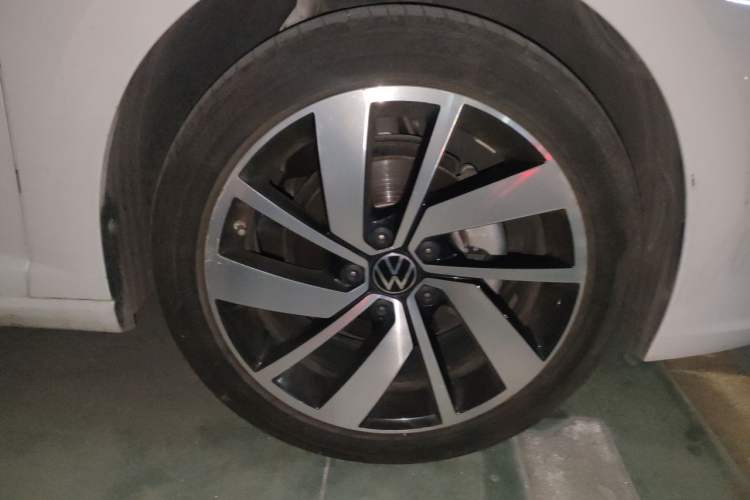 Used Volkswagen Sagitar 2023 300TSI DSG Excellence Edition Right Front Wheel Hub