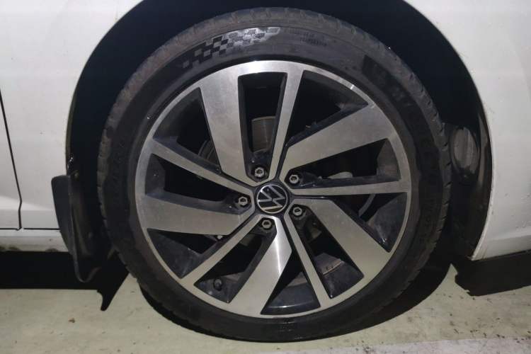 Used Volkswagen Sagitar 2023 300TSI DSG Excellence Edition Right Front Wheel Hub