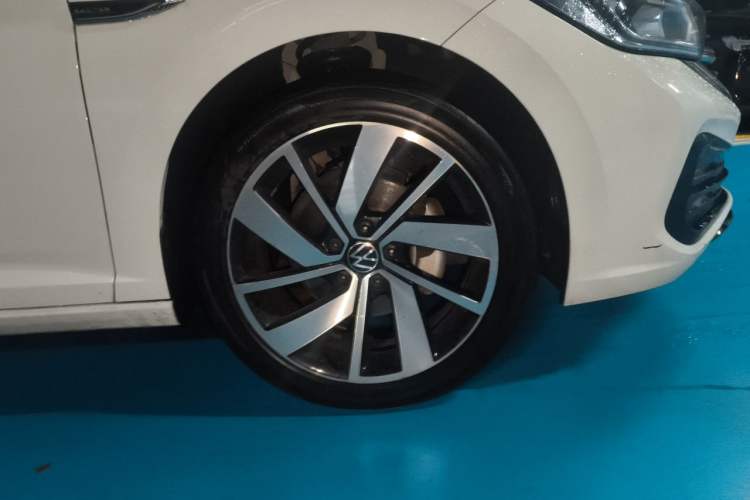 Used Volkswagen Sagitar 2023 300TSI DSG Excellence Edition Right Front Wheel Hub