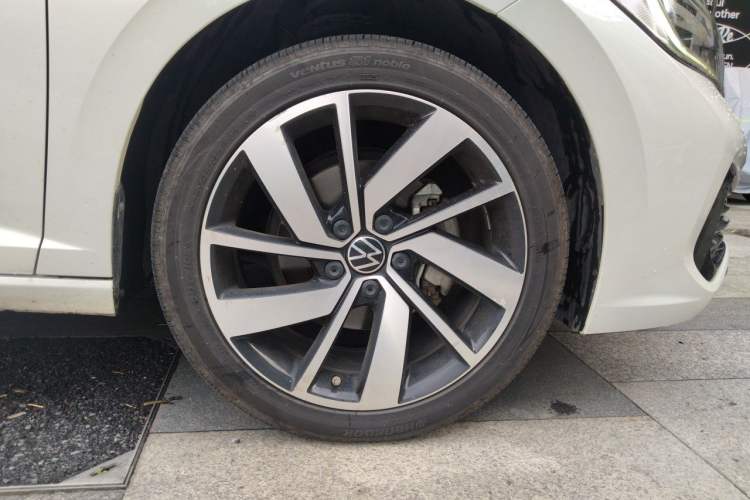Used Volkswagen Sagitar 2023 300TSI DSG Excellence Edition Right Front Wheel Hub