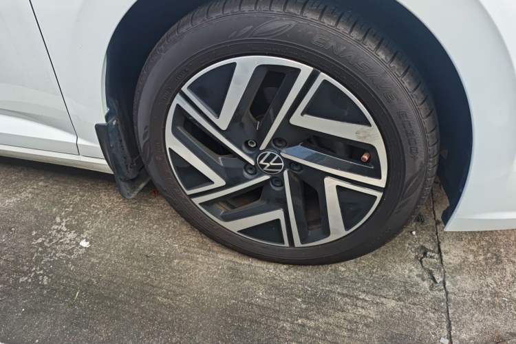 Used Volkswagen Sagitar 2023 300TSI DSG Excellence Edition Right Front Wheel Hub