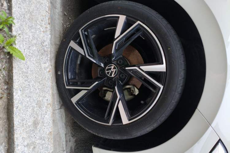 Used Volkswagen Sagitar 2023 300TSI DSG Excellence Edition Right Front Wheel Hub