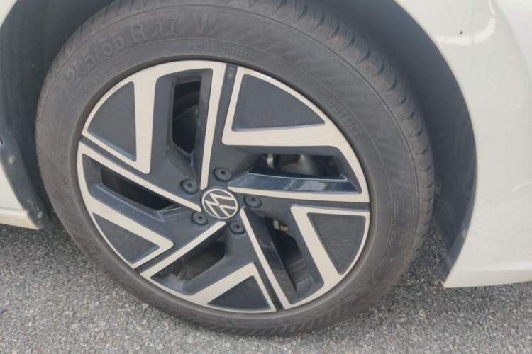 Used Volkswagen Sagitar 2023 300TSI DSG Excellence Edition Right Front Wheel Hub