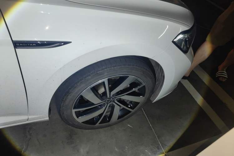 Used Volkswagen Sagitar 2023 300TSI DSG Excellence Edition Right Front Wheel Hub