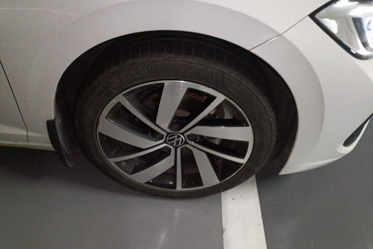 Used Volkswagen Sagitar 2023 300TSI DSG Excellence Edition Right Front Wheel Hub
