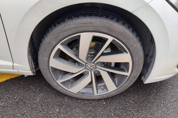 Used Volkswagen Sagitar 2023 300TSI DSG Excellence Edition Right Front Wheel Hub