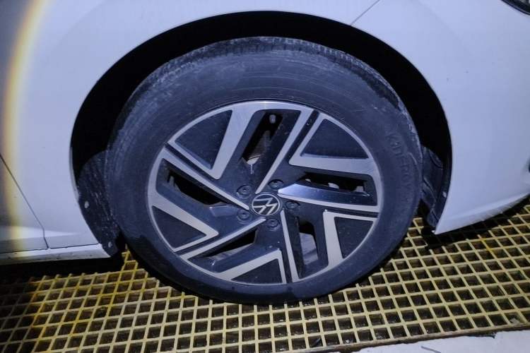 Used Volkswagen Sagitar 2023 300TSI DSG Excellence Edition Right Front Wheel Hub