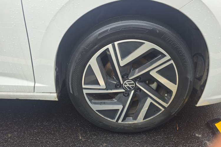 Used Volkswagen Sagitar 2023 300TSI DSG Excellence Edition Right Front Wheel Hub