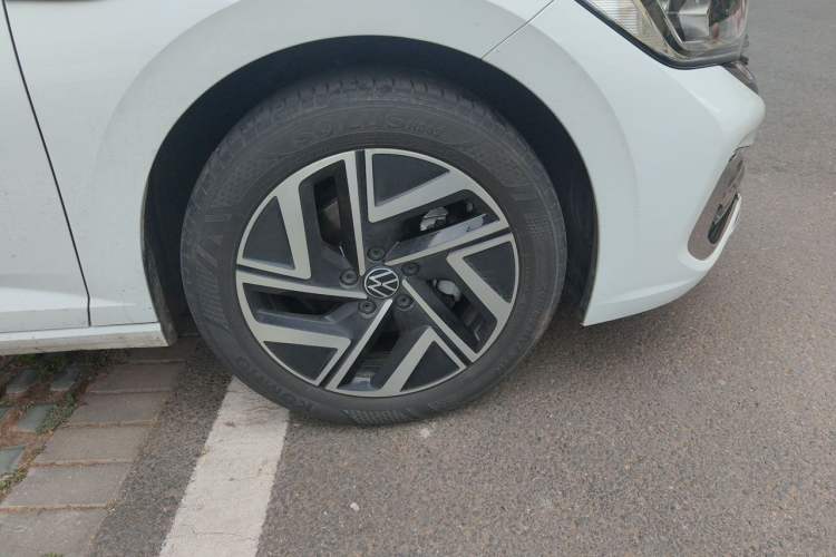 Used Volkswagen Sagitar 2023 300TSI DSG Excellence Edition Right Front Wheel Hub