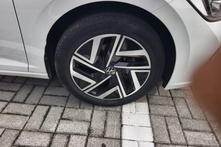 Used Volkswagen Sagitar 2023 Facelift 300TSI DSG Excellence Edition Right Front Wheel Hub