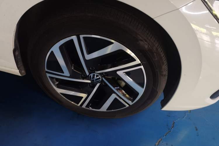 Used Volkswagen Sagitar 2023 300TSI DSG Excellence Edition Right Front Wheel Hub
